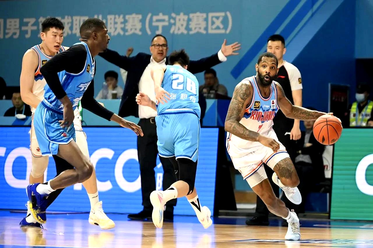 球队签下新外援备战下一场比赛