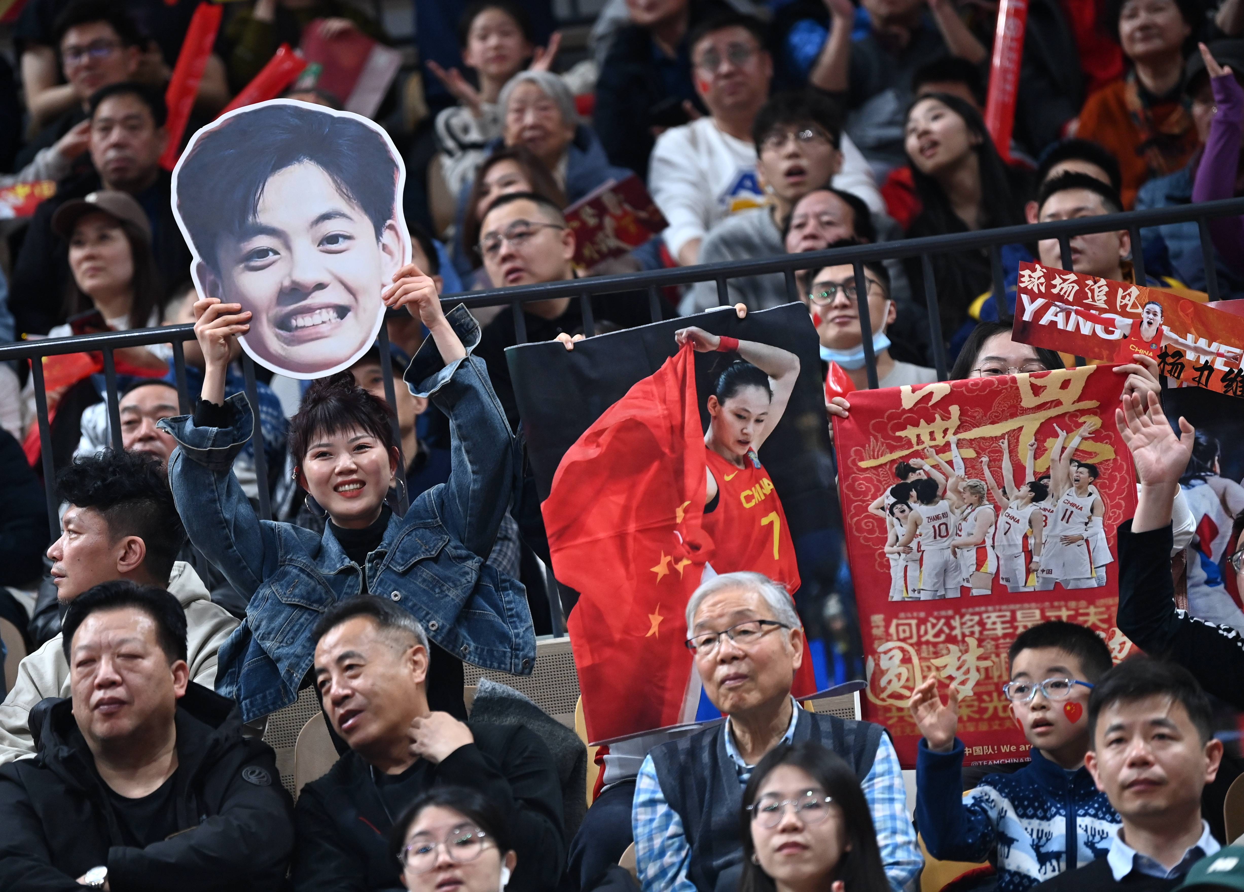 斯里兰卡女篮加油助威，实现突破